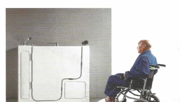 大きさ比較のため車椅子の横に示したウォークインバスタブ
