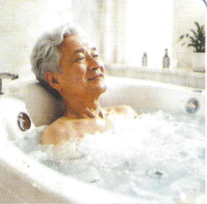 浴槽を利用する場面の年配男性
