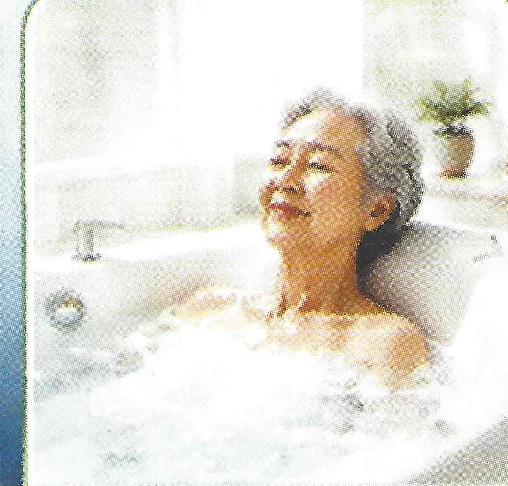 浴槽を利用する場面の年配女性